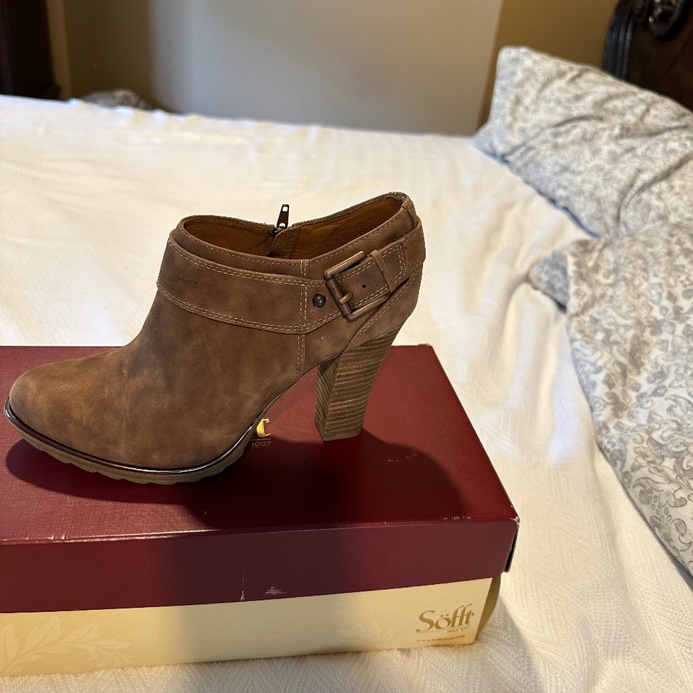 NEW- NEVER USED Sofft Willa Ankle Boot
